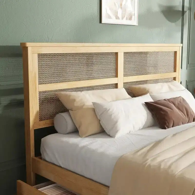 Letto a piattaforma king size con testiera in rattan e due cassetti