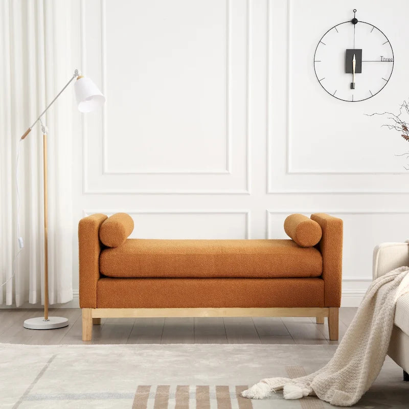 Elegancka tapicerowana ławka z drewnianymi nogami