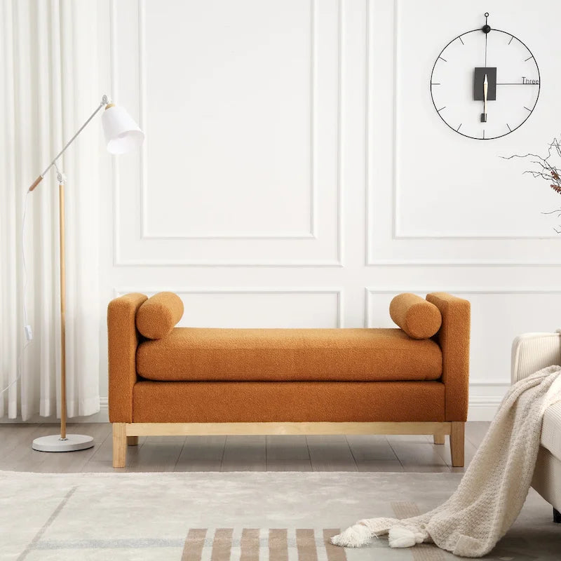 Elegancka tapicerowana ławka z drewnianymi nogami