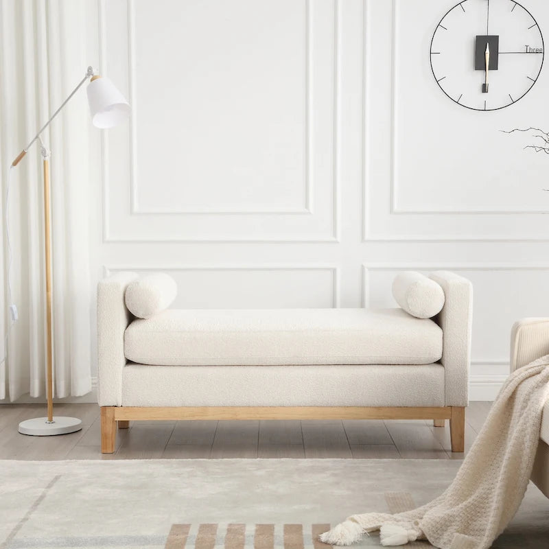 Elegancka tapicerowana ławka z drewnianymi nogami