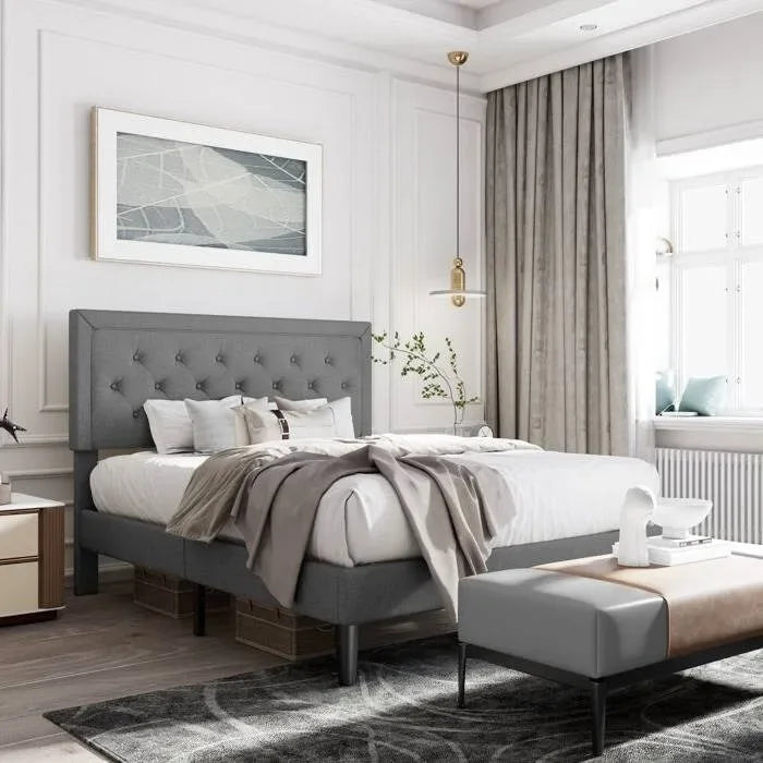 Letto a piattaforma regolabile in altezza, rivestito in lino, con testiera capitonné con bottoni