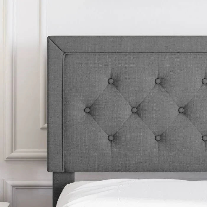 Letto a piattaforma regolabile in altezza, rivestito in lino, con testiera capitonné con bottoni