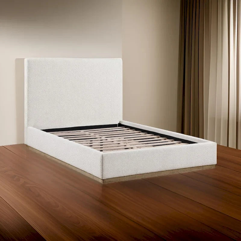 Letto king size, testiera imbottita a pannelli, base con zoccolo dorato