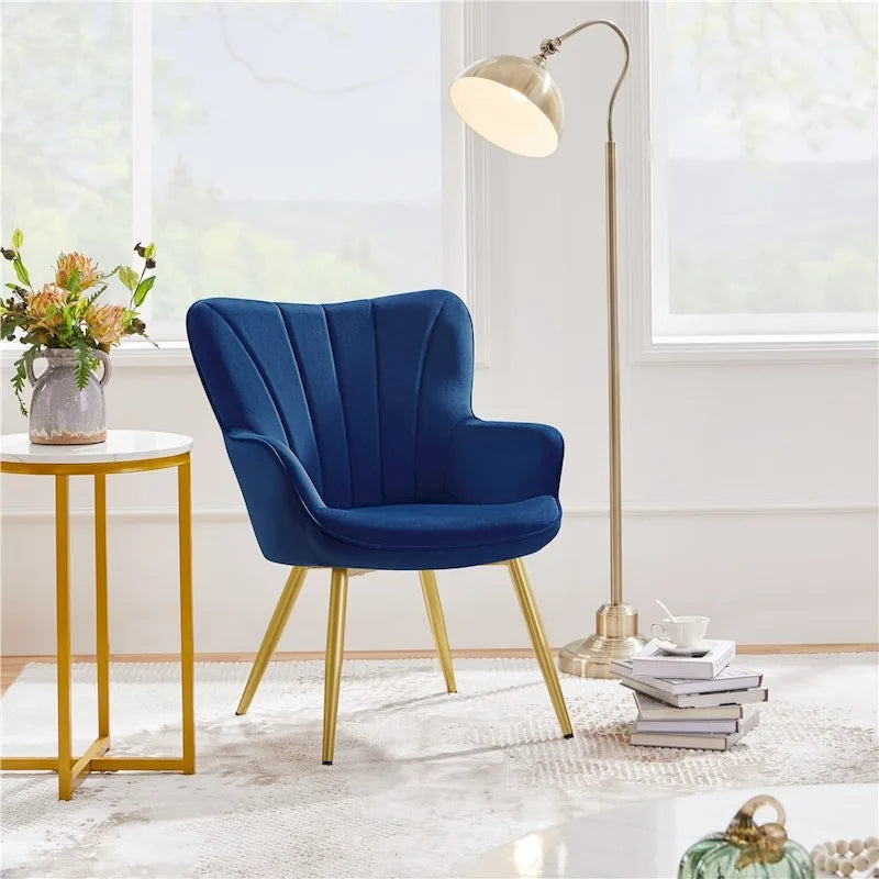 Poltroncina d'accento moderna in velluto con schienale curvo plissettato, ideale per il soggiorno