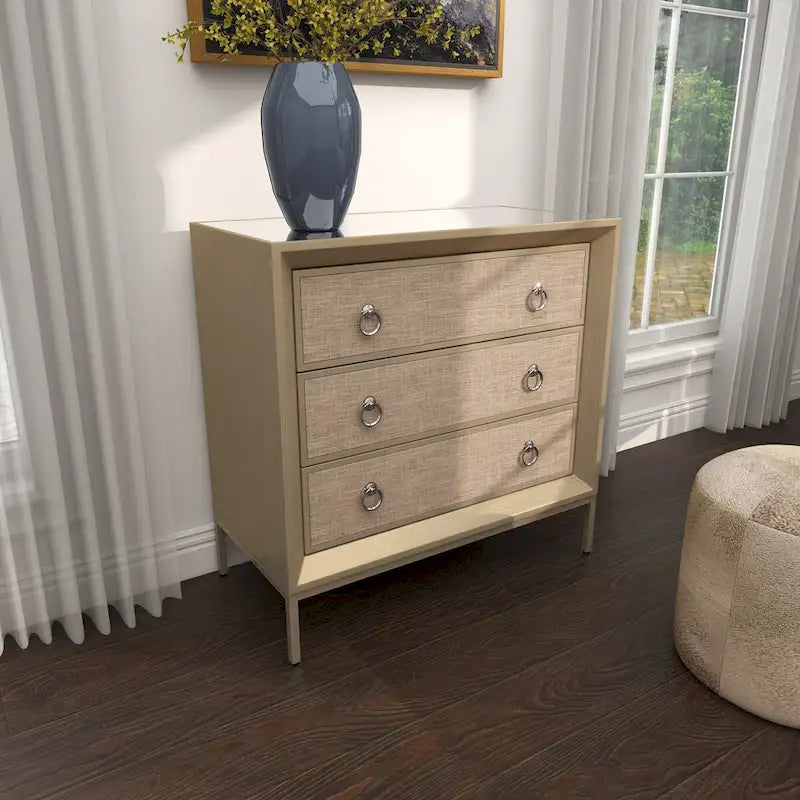 Cassettiera in legno con pannello frontale imbottito, 3 cassetti, piano a specchio e maniglie ad anello - Beige